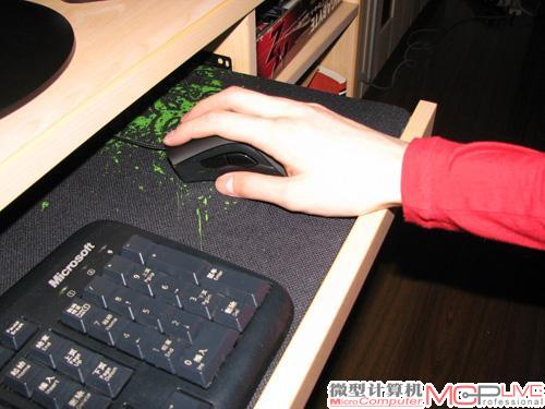 用户的手腕与键盘抽屉基本平齐，抽屉可同时容纳键盘和鼠标。