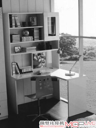 一种典型的组合电脑台，节省房间面积，集成了衣柜等部件，经济实惠。