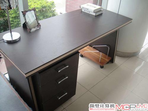 桌面宽敞、结构牢固的电脑办公桌。