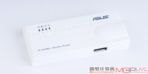 乳白色的华硕WL-330N3G很漂亮，下方的USB接口就是接USB接口的3G上网卡，提供3G共享上网功能。