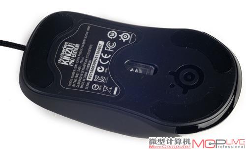 鼠标底部的脚垫与上代产品布局一样，但UPE材质更加耐磨。
