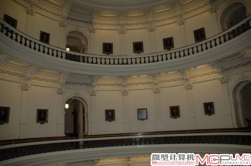 总共四层高的议会大厦两侧的回廊上挂满了德州历任州长的画像供游人观赏。