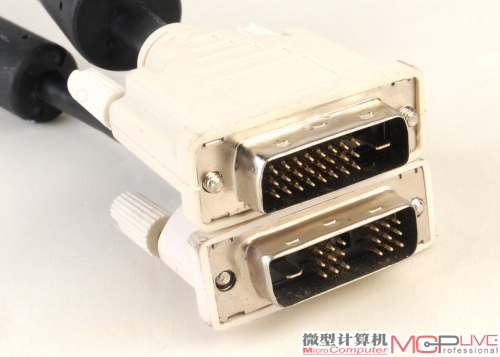 用24针的DVI-DDual-Link线连接显卡和显示器(平时常见的18针DVI线是不行的)。