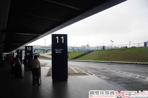 台北这个时候已经到了雨季，出机场的时候已经开始落雨了。