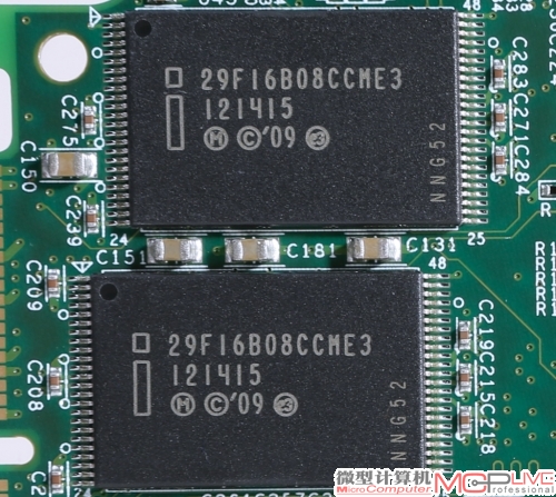 采用编号为“29F16B08JCME3”的128Gb Intel 25nm NAND MLC同步颗粒(可擦写次数为5000次)，一次可以执行两条指令；128GB固态硬盘为节省成本，一般采用64Gb异步颗粒，一次只能执行一条指令，因此性能更差。