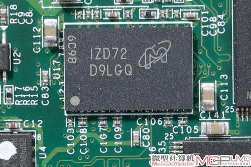 配备来自美光的DDR3 800缓存颗粒，正反两面共有两颗组成了512MB的容量规格。额外的缓存容量可以大幅提高SSD的读写效率与读写速度。主控芯片会将所需数据暂存于缓存中，可以使其传输性能发挥到极致。