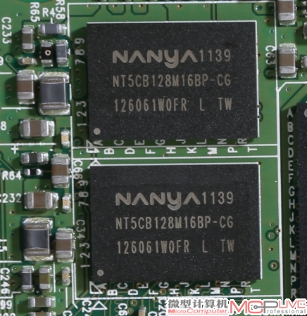 使用两颗南亚NT5CB128M16BP-CG DDR3内存颗粒作为缓存，其运行频率为DDR3 1333 CL9，两颗共同组成16bit位宽、512MB容量的配置。