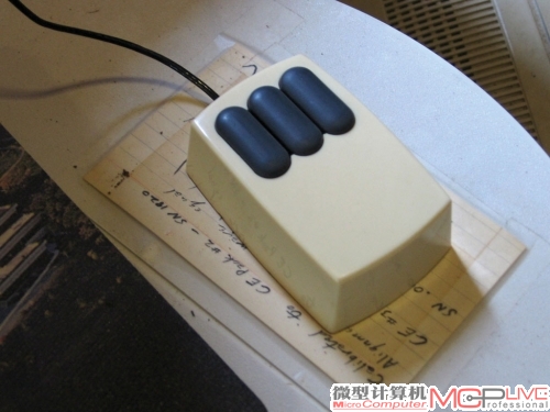 第一代光学鼠标如果丢失了反射板，就只能自制一个，并在上面画上网格才能使用，而且精度还会大大下降。