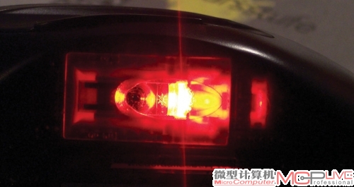 光学引擎明显的特征就是底部会亮起红光