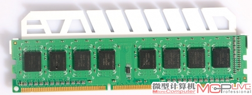 采用海力士30nm 4Gb颗粒，标称运行频率为DDR3 1333。