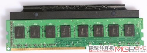 它采用了标称频率达DDR3 1600的海力士30nm 4Gb颗粒。