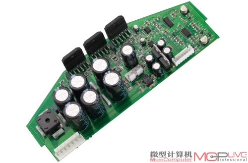 三颗LM3886功放芯片用于后级放大电路，用于驱动高音单元和中低音单元。