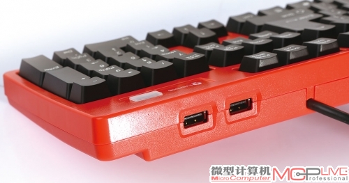 USB HUB的设计极大方便了玩家外接USB设备
