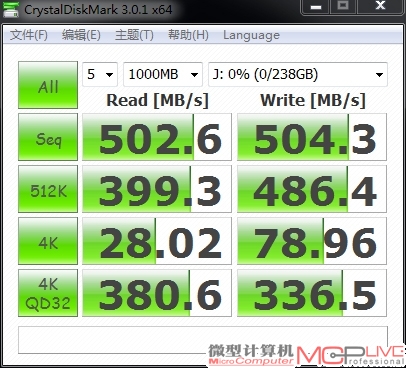 Vector性能测试数据(上)，与Vertex 4(下)相比在连续读写性能上更具优势，在小文件读写性能上则是互有优势。