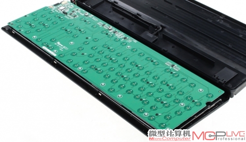 键盘内部的PCB板上没有一颗开关轴，全部是电路。