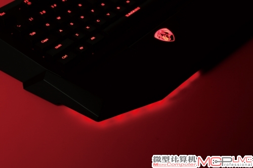 1. 红色的按键背光设计，看上去非常炫，夜间使用足够YY。