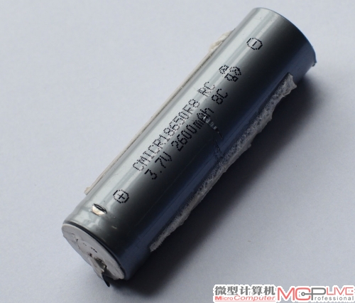 从取下的电芯上，可以看到电芯的编号为CMICR18650FB，3.7V电压，容量为2600mAh。经过笔者的多方查询，从编号上了解到这应该是深圳市某电池技术有限公司生产的电芯。