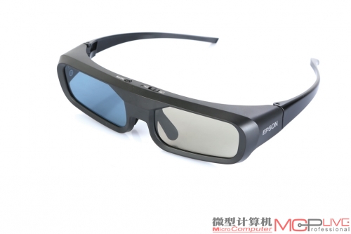 EH-TW8515C标配了两副眼镜，同时配有收纳袋。眼镜很轻，佩戴舒适度不错。
