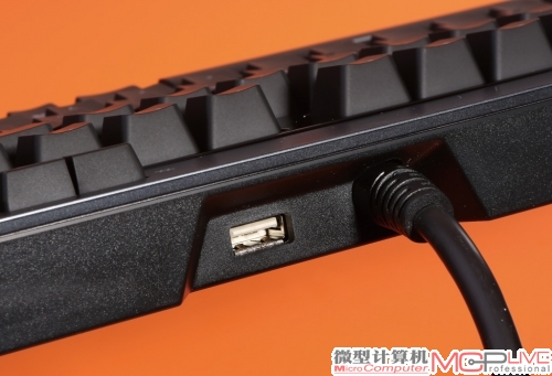 2. 在键盘的顶部，还拥有一个USB接口，方便玩家连接USB设备。