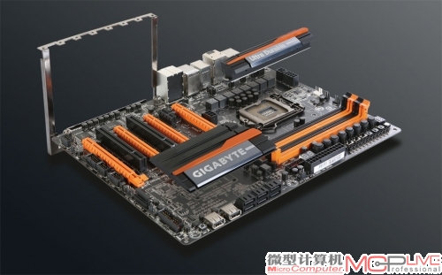 PCI设备易稳固支架，可以在裸机超频状态下固定普通显卡，以及装有重型液氮炮的大型显卡，并能避免安装多块显卡时出现互相接触、碰撞的可能。四根PCI-E显卡插槽，这款主板并未集成第三方PCI-E带宽芯片，因此它只支持组建双路NVIDIA SLI(x8 3.0+x83.0)或AMD CrossFireX四路并联系统(x8 3.0+x4 3.0+x4 3.0+x4 2.0)。设计在SATA接口旁的USB 2.0接口，可以让玩家在进行裸机超频时，更方便地连接各种USB设备。主板供电电路MOSFET、芯片组配备表面采