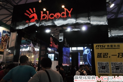 作为知名外设品牌，血手幽灵的展台也吸引了不少游戏玩家的驻足欣赏。