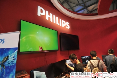 飞利浦显示器与京东的联合展台，各种显示器是主打产品。
