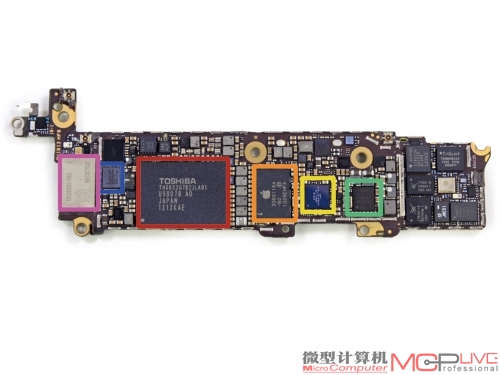 8、iPhone 5c主板真容，左图中，红色：苹果A6APL0598SoC、橙色：高通MDM 9615 MLTE芯片、黄色：高通WTR1605L LTE芯片。右图中，红色：东芝THGBX2G7B2JLA01 128Gb（16GB）闪存、橙色：苹果338S1164芯片、黄色：苹果338S1116芯片、绿色：高通PM8018射频电源管理芯片、蓝色：博通BCM5976触控屏控制器、粉色：Murata 339S0209 Wi-Fi模块（基于博通BCM44334）。