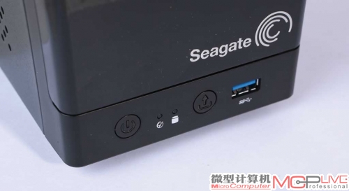 前面板底部除了常见的电源开关、指示灯和USB 3.0接口外，还有一个OneTouch一键拷贝开关。