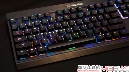 在CES 2014上亮相的首款使用Cherry MX RGB轴的海盗船机械键盘
