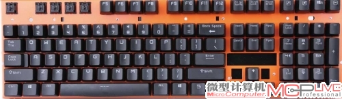 在键盘的内部，雷柏为其设计了一块非常有特色的橙色钢板，在很多时候这块钢板甚至营造出了背光的效果。为机械键盘增加钢板的设计也基本是此类中高端产品的通用设计。