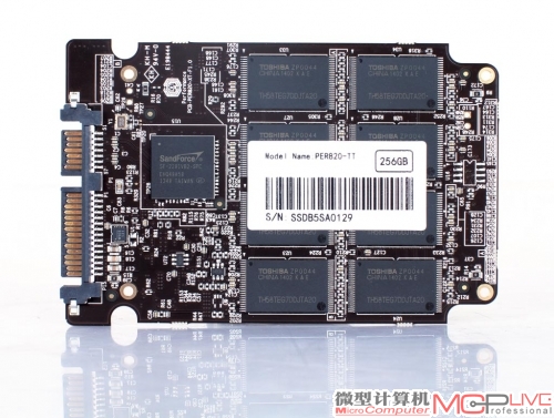 TEKISM(特科芯)PER820系列256GB固态硬盘内部结构—由16颗东芝Toggle DDR 2.0 MLC闪存颗粒、一颗SF-2281 8通道SATA 6Gb/s主控芯片组成。