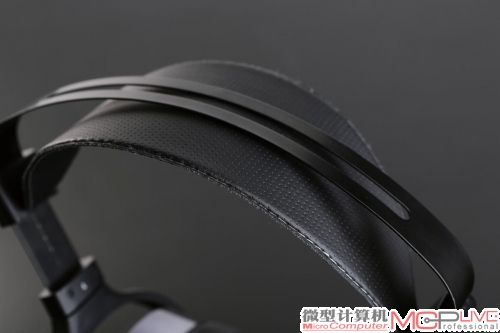 HE-400i的头带、头梁设计与HE-560一样，钛合金金属头梁和宽大的打孔皮质头带首先从视觉上就带来了一种轻盈的感觉，并兼顾了质感。