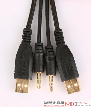 也使用了尼龙编织线材，在接头部分，黑寡妇蜘蛛终极版Chroma仍然采用了双USB+音频扩展接头的设计，以便为键盘提供USB HUB和音频的扩展功能。在扩展性和使用方便性上，要比K95 RGB强一些。