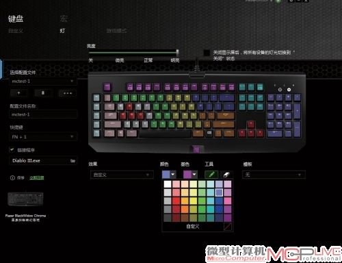 自定义模式的玩法很简单，只需要在下面的色板中选择自己喜欢的颜色，并逐一为键盘上的按键上色即可。也可以按住鼠标左键不放拖动范围，一次性为一个区域内的按键配置背光颜色，十分方便，简单易懂，新手操作起来也毫无问题。相比K95 RGB的复杂背光配置，它要简单得多。