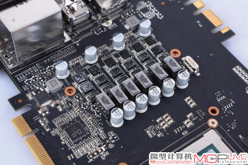 华硕STRIX GTX 970 DC2OC显卡供电设计为4+2相，搭配超合金电感等优秀用料。