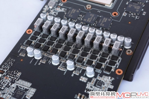 华硕龙骑士GTX 970显卡供电供电系统达到等效10相的超高规格。