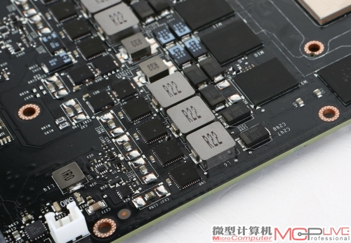 公版GTX 980Ti(左)跟GTX TITAN X一样使用了6+2相数字供电设计，连使用的钽电容、贴片电感加DE38AL一体化集成MOSFET管都完全一致。