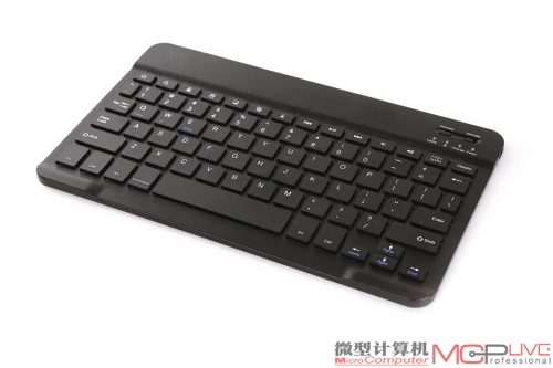 随机附送的蓝牙键盘无法与昂达V919 3G Core M插入连接，使用起来不太方便，在键盘的右侧还额外配备了一个Micro USB接口。