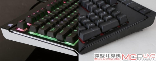 静音版Strafe RGB机械键盘的侧面亚克力板由Strafe机械键盘的黑色变成了白色，且侧面的LED灯条也变为了白色。